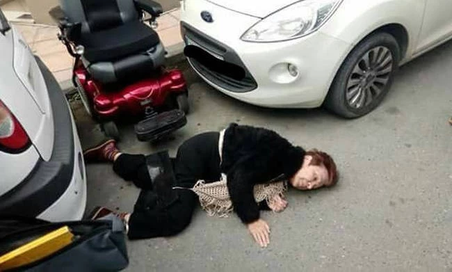 Εικόνα «γροθιά στο στομάχι» – Γυναίκα με αναπηρία έπεσε στον δρόμο λόγω ασυνείδητων οδηγών